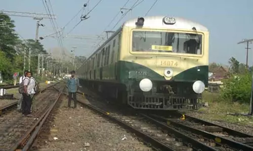 சென்னை சென்டிரல்-கூடூர் வழித்தடத்தில் பராமரிப்பு பணி; 2 மின்சார ரெயில்கள் இன்று ரத்து