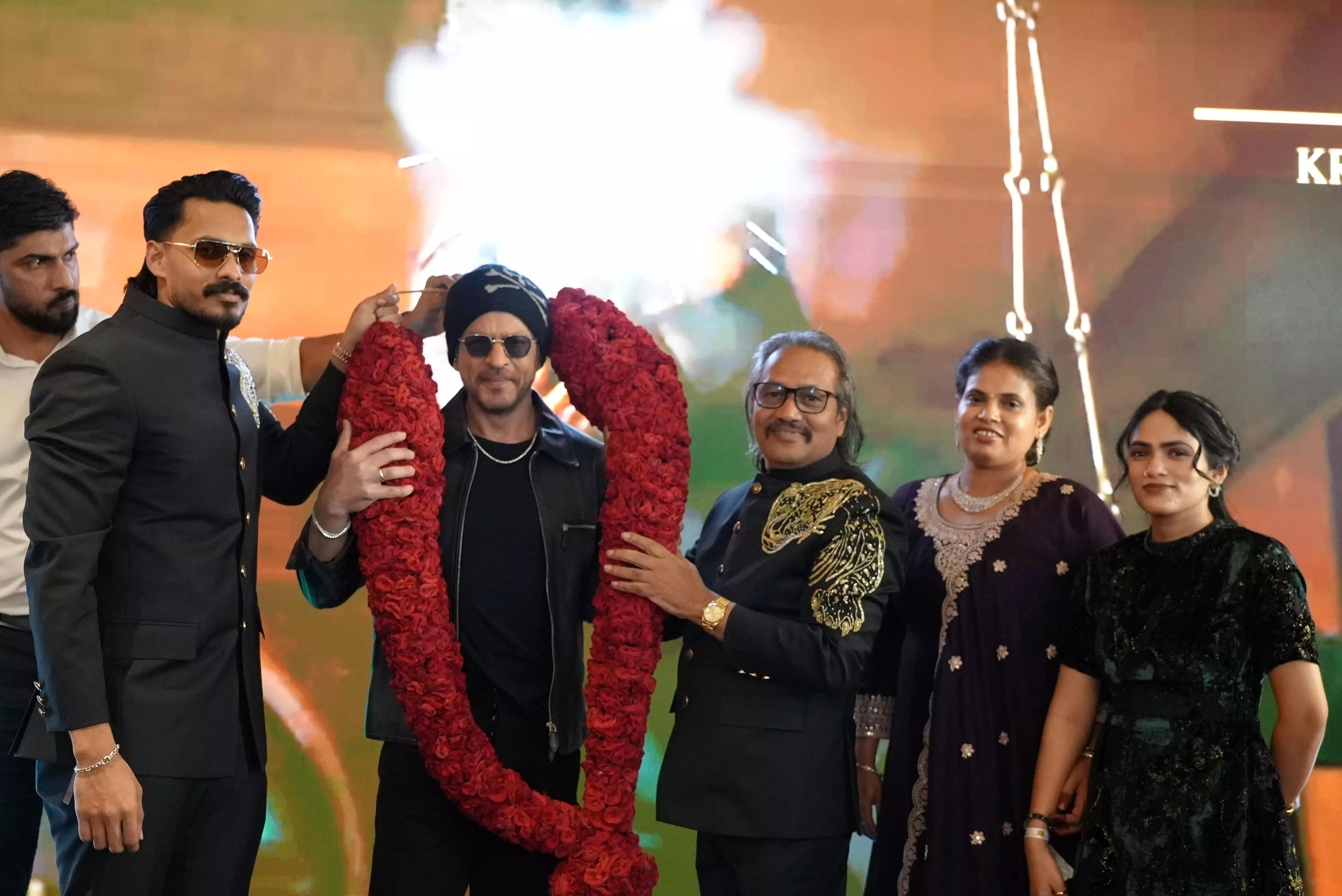 துபாயில் கோலாகல திறப்பு விழா ‘பேந்தர் ஹப்’ & ‘ஏ.டி.கே ஸ்கொயர்’ உணவகத்தை திறந்து வைத்தார் ஷாருக்கான் துபாயில் கோலாகல திறப்பு விழா ‘பேந்தர் ஹப்’ & ‘ஏ.டி.கே ஸ்கொயர்’ உணவகத்தை திறந்து வைத்தார் ஷாருக்கான்