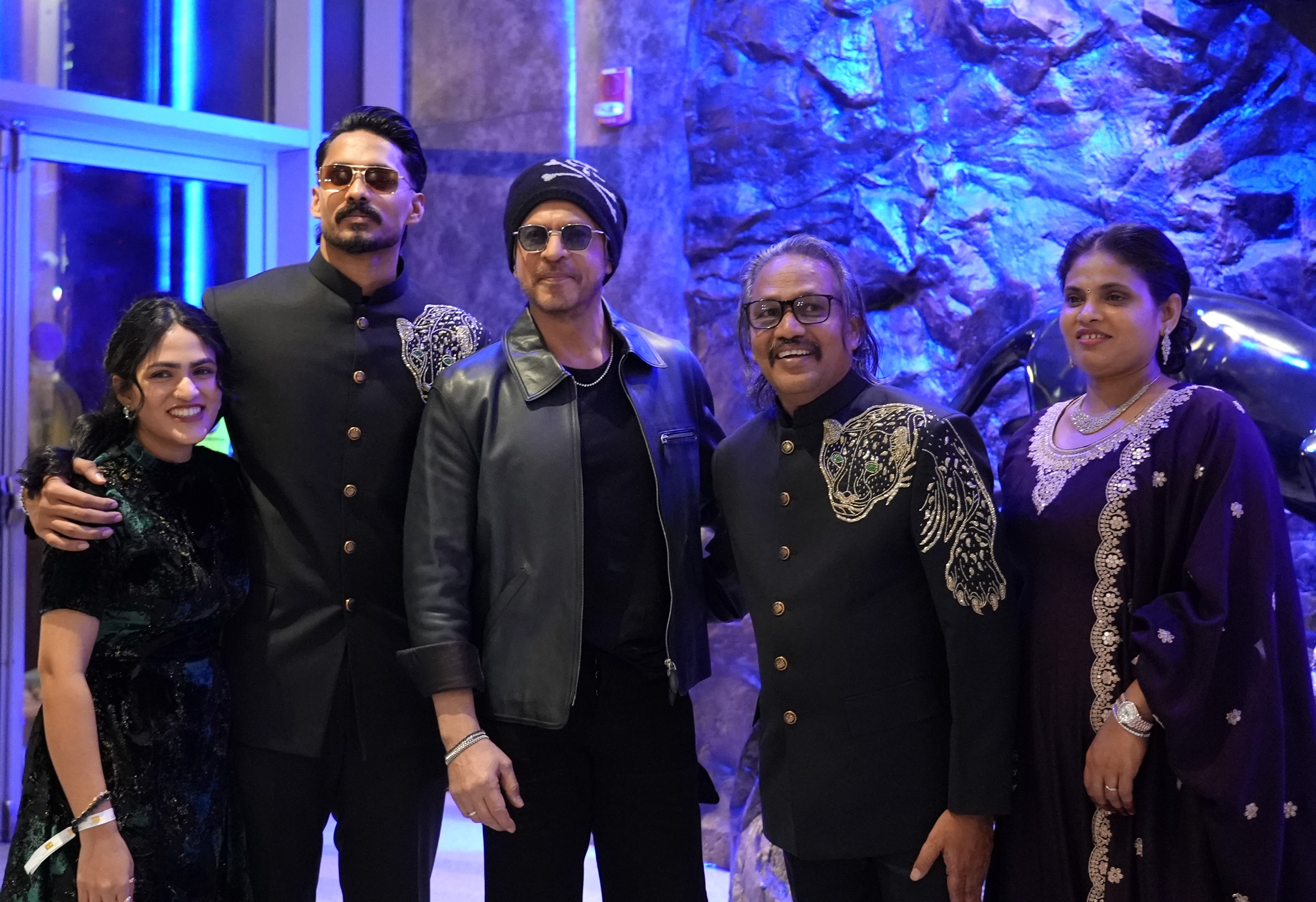 துபாயில் கோலாகல திறப்பு விழா ‘பேந்தர் ஹப்’ & ‘ஏ.டி.கே ஸ்கொயர்’ உணவகத்தை திறந்து வைத்தார் ஷாருக்கான் துபாயில் கோலாகல திறப்பு விழா ‘பேந்தர் ஹப்’ & ‘ஏ.டி.கே ஸ்கொயர்’ உணவகத்தை திறந்து வைத்தார் ஷாருக்கான்