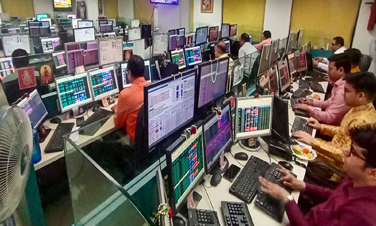 பங்கு சந்தைகள் கடும் வீழ்ச்சி; சென்செக்ஸ் 780 புள்ளிகள் சரிவு