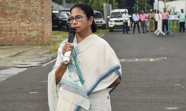 மேற்கு வங்காளம் வேண்டும் என விரும்பினால்... அமித்ஷாவுக்கு மம்தா பானர்ஜி பகிரங்க சவால் மேற்கு வங்காளம் வேண்டும் என விரும்பினால்... அமித்ஷாவுக்கு மம்தா பானர்ஜி பகிரங்க சவால்