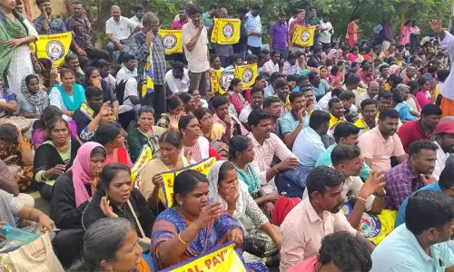 பணிக்கு வராவிட்டால் சம்பளம் கிடையாது: இடைநிலை ஆசிரியர்களுக்கு தமிழக அரசு எச்சரிக்கை பணிக்கு வராவிட்டால் சம்பளம் கிடையாது: இடைநிலை ஆசிரியர்களுக்கு தமிழக அரசு எச்சரிக்கை