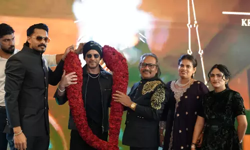 துபாயில் கோலாகல திறப்பு விழா ‘பேந்தர் ஹப்’ & ‘ஏ.டி.கே ஸ்கொயர்’ உணவகத்தை திறந்து வைத்தார் ஷாருக்கான்