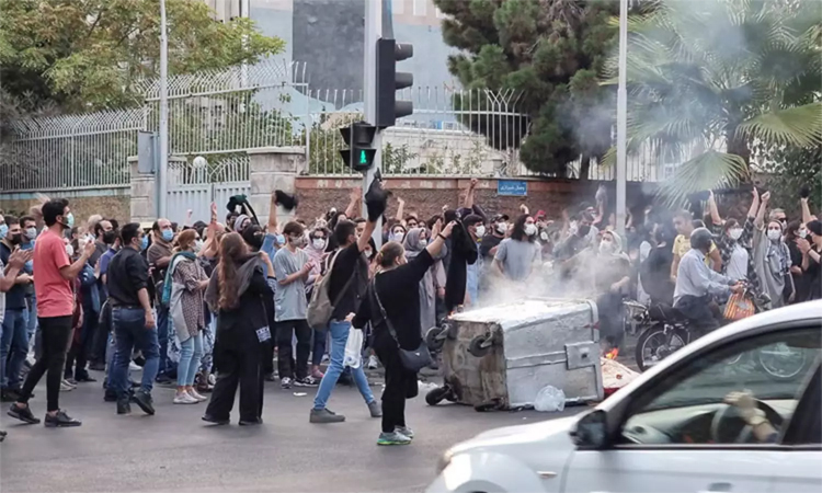 அரசுக்கு எதிராக போராட்டம் தீவிரம்: ஈரானில் அரசு கட்டிடத்திற்கு தீ வைப்பு