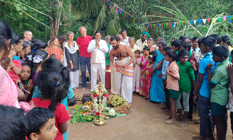 முத்துமாலைபுரம் கிராமத்தில் வெளிநாட்டினர் பங்கேற்ற பொங்கல் விழா: மாட்டுவண்டியில் ஊர்வலம்