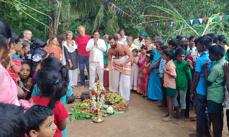 முத்துமாலைபுரம் கிராமத்தில் வெளிநாட்டினர் பங்கேற்ற பொங்கல் விழா: மாட்டுவண்டியில் ஊர்வலம் முத்துமாலைபுரம் கிராமத்தில் வெளிநாட்டினர் பங்கேற்ற பொங்கல் விழா: மாட்டுவண்டியில் ஊர்வலம்