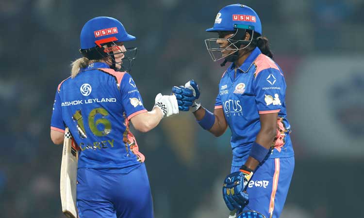 மகளிர் பிரீமியர் லீக்: பெங்களூரு அணிக்கு 155 ரன்கள் இலக்கு நிர்ணயித்த மும்பை