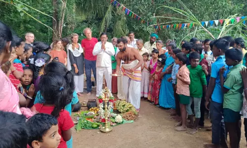 முத்துமாலைபுரம் கிராமத்தில் வெளிநாட்டினர் பங்கேற்ற பொங்கல் விழா: மாட்டுவண்டியில் ஊர்வலம்