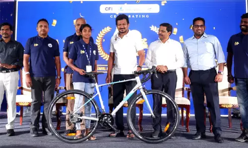 60 அரசுப் பள்ளி மாணவர்களுக்கு பந்தய சைக்கிள்கள் - உதயநிதி ஸ்டாலின் வழங்கினார்