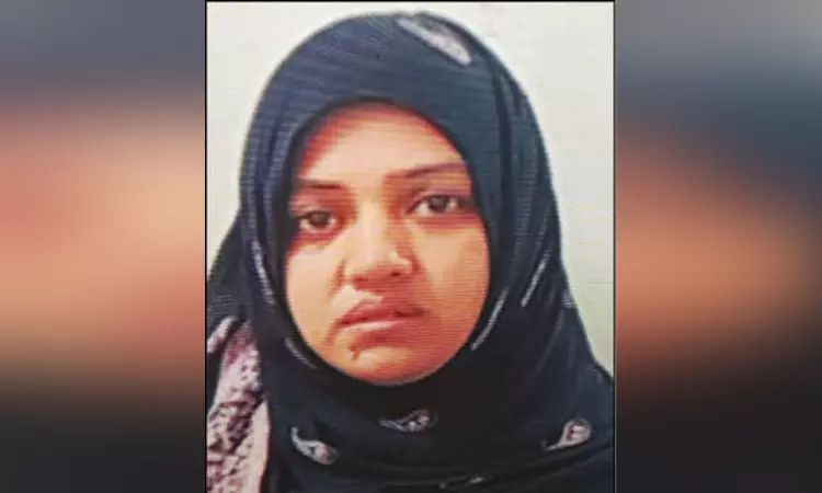 படுக்கையில் சிறுநீர் கழித்ததால் 5 வயது சிறுமிக்கு சூடு வைத்த வளர்ப்பு தாய் கைது படுக்கையில் சிறுநீர் கழித்ததால் 5 வயது சிறுமிக்கு சூடு வைத்த வளர்ப்பு தாய் கைது