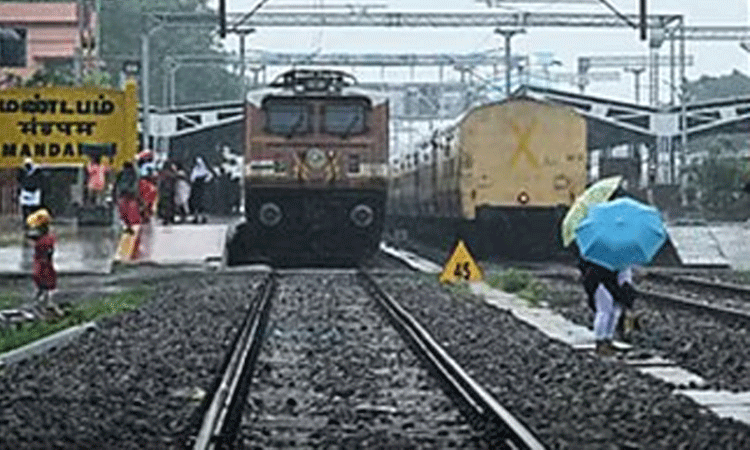 பாம்பன் பாலத்தில் சூறைக்காற்று:  ரெயில்கள் நிறுத்தம்