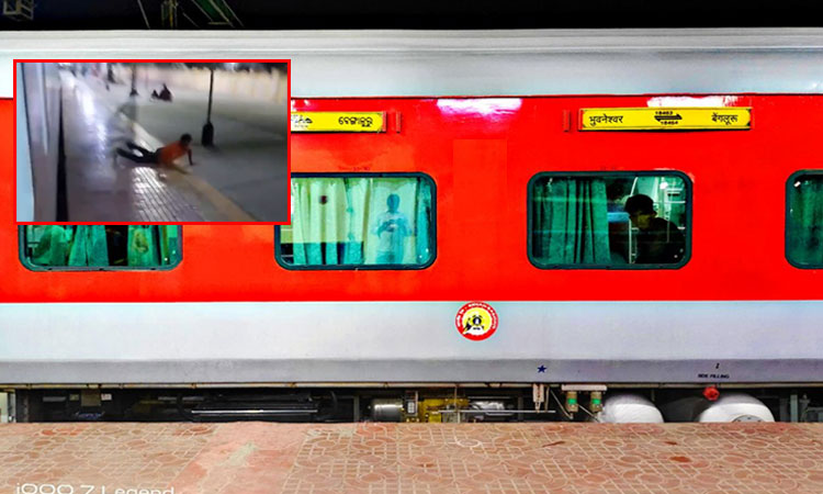 ரெயில் பெட்டியில் பயணிக்கு உணவு கொடுக்க போய்... டெலிவரி ஊழியருக்கு நேர்ந்த கதி; அதிர்ச்சி வீடியோ