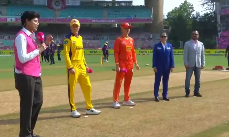 மகளிர் பிரீமியர் லீக்: குஜராத் அணிக்கு எதிராக உ.பி. வாரியர்ஸ் பந்துவீச்சு தேர்வு மகளிர் பிரீமியர் லீக்: குஜராத் அணிக்கு எதிராக உ.பி. வாரியர்ஸ் பந்துவீச்சு தேர்வு