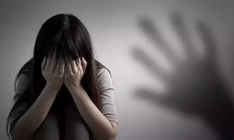 தியேட்டரில் கல்லூரி மாணவியிடம் பாலியல் சீண்டலில் ஈடுபட்ட வாலிபர் - போலீசார் விசாரணை