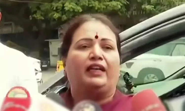 ஜெயலலிதாவின் மகள் என கூறிக்கொண்டு அதிமுக தலைமை அலுவலகத்திற்கு வந்த பெண் - பரபரப்பு சம்பவம் ஜெயலலிதாவின் மகள் என கூறிக்கொண்டு அதிமுக தலைமை அலுவலகத்திற்கு வந்த பெண் - பரபரப்பு சம்பவம்