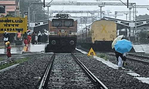 பாம்பன் பாலத்தில் சூறைக்காற்று:  ரெயில்கள் நிறுத்தம்