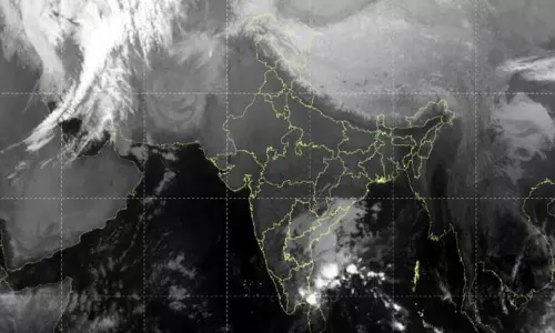 இலங்கை நோக்கி நகரும் காற்றழுத்தம்; தமிழகத்தில் 4 மாவட்டங்களுக்கு ஆரஞ்சு அலர்ட் இலங்கை நோக்கி நகரும் காற்றழுத்தம்; தமிழகத்தில் 4 மாவட்டங்களுக்கு ஆரஞ்சு அலர்ட்
