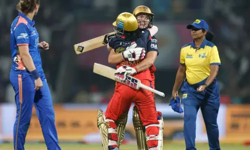 மகளிர் பிரீமியர் லீக்: பெங்களூரு அணி ‘திரில்’ வெற்றி மகளிர் பிரீமியர் லீக்: பெங்களூரு அணி ‘திரில்’ வெற்றி