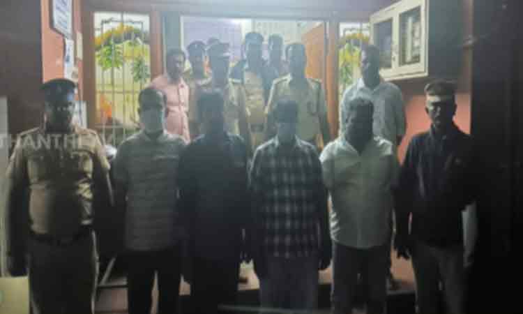 போலீஸ் எனக்கூறி ரியல் எஸ்டேட் அதிபரிடம் பணம் பறிக்க முயற்சி - 4 பேர் கைது