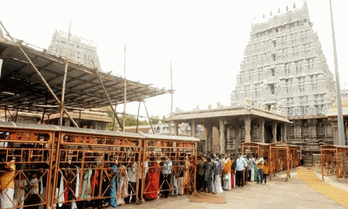 விடுமுறை தினம்: திருவண்ணாமலையில் அதிகரிக்கும் பக்தர்கள் கூட்டம்