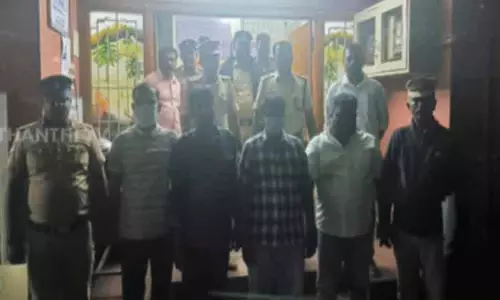 போலீஸ் எனக்கூறி ரியல் எஸ்டேட் அதிபரிடம் பணம் பறிக்க முயற்சி - 4 பேர் கைது போலீஸ் எனக்கூறி ரியல் எஸ்டேட் அதிபரிடம் பணம் பறிக்க முயற்சி - 4 பேர் கைது