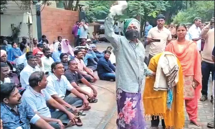 போராட்டத்தில் ஈடுபட்ட பகுதிநேர ஆசிரியர்கள் 262 பேர் மீது வழக்குப்பதிவு போராட்டத்தில் ஈடுபட்ட பகுதிநேர ஆசிரியர்கள் 262 பேர் மீது வழக்குப்பதிவு