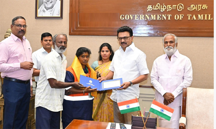 சாலையில் கிடந்த 45 சவரன் தங்க நகையை போலீசில் ஒப்படைத்த தூய்மைப்பணியாளருக்கு ரூ. 1 லட்சம் பரிசுத்தொகை; மு.க.ஸ்டாலின் வழங்கினார்...!