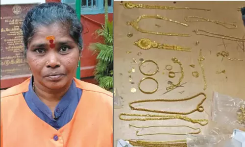 சாலையில் கிடந்த 45 பவுன் நகையை போலீசில் ஒப்படைத்த பெண் தூய்மை பணியாளர்