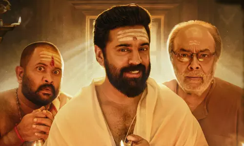 தியேட்டரில் வசூலை குவித்து வரும் சர்வம் மாயா.. ஓடிடியில் வெளியாவது எப்போது?