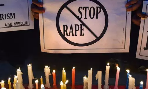 ஓடும் காரில் பிளஸ் 2 மாணவி கூட்டு பாலியல் வன்கொடுமை - அதிர்ச்சி சம்பவம்