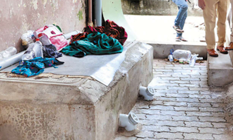 கீழ்ப்பாக்கம் அரசு மருத்துவமனையில் ரவுடி கொல்லப்பட்ட சம்பவம் - 4 போலீசார் சஸ்பெண்ட்