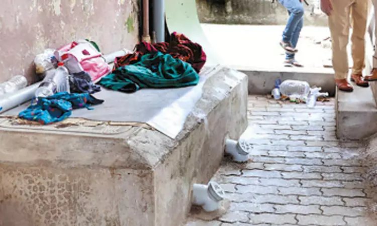 கீழ்ப்பாக்கம் அரசு மருத்துவமனையில் ரவுடி கொல்லப்பட்ட சம்பவம் - 4 போலீசார் சஸ்பெண்ட் கீழ்ப்பாக்கம் அரசு மருத்துவமனையில் ரவுடி கொல்லப்பட்ட சம்பவம் - 4 போலீசார் சஸ்பெண்ட்