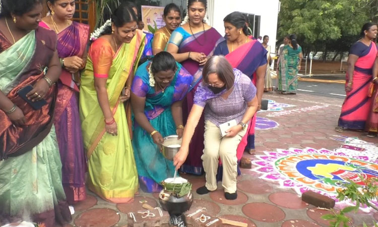 திருச்சி: கலெக்டர் அலுவலகத்தில் பொங்கல் வைத்து கொண்டாட்டம்; 25 வெளிநாட்டு சுற்றுலாவாசிகள் பங்கேற்பு