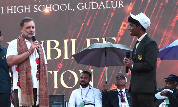 நீலகிரி: கொட்டும் மழையில் மாணவர்களுடன் உரையாடிய ராகுல் காந்தி