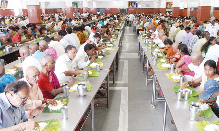 பசிக்கு இடமில்லாத புனித தலம்.. தினமும் 3 லட்சம் பக்தர்களுக்கு அன்னபிரசாதம் விநியோகம்