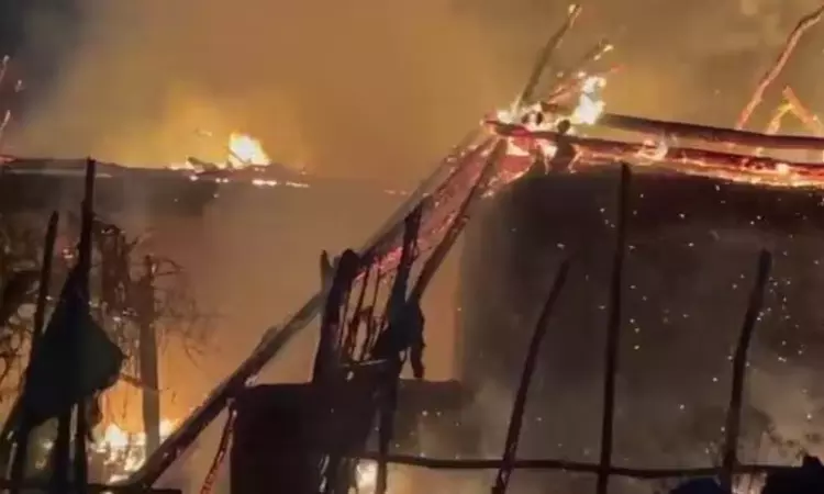 ஆந்திரா: மின் கசிவால் தீ விபத்து - 40 வீடுகள் எரிந்து நாசம் ஆந்திரா: மின் கசிவால் தீ விபத்து - 40 வீடுகள் எரிந்து நாசம்