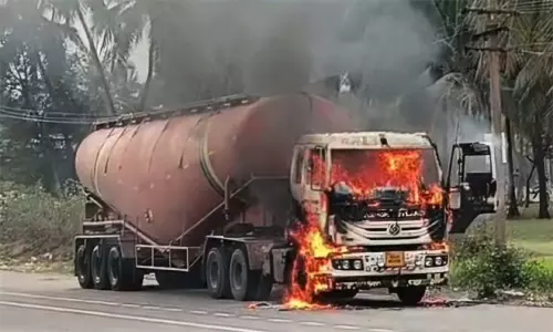 வாணியம்பாடி அருகே திடீரென லாரி கொழுந்துவிட்டு எரிந்ததால் பரபரப்பு வாணியம்பாடி அருகே திடீரென லாரி கொழுந்துவிட்டு எரிந்ததால் பரபரப்பு