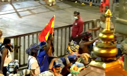 சபரிமலையில் தவெக கொடி சபரிமலையில் தவெக கொடி