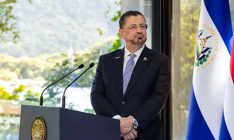 கோஸ்டாரிகா ஜனாதிபதியை கொல்ல சதி திட்டம்; பெண் கைது கோஸ்டாரிகா ஜனாதிபதியை கொல்ல சதி திட்டம்; பெண் கைது