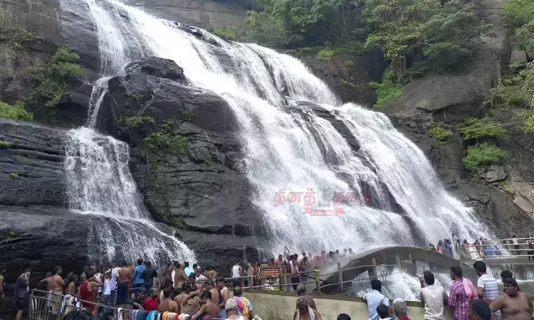 குற்றாலம் மெயின் அருவியில் சுற்றுலா பயணிகள் குளிக்க அனுமதி குற்றாலம் மெயின் அருவியில் சுற்றுலா பயணிகள் குளிக்க அனுமதி