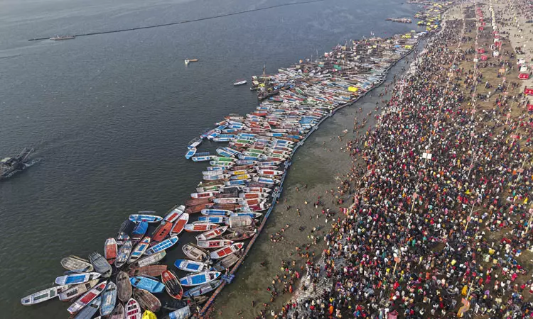 மகா மேளா.. திரிவேணி சங்கமத்தில் புனித நீராட குவிந்த பக்தர்கள் மகா மேளா.. திரிவேணி சங்கமத்தில் புனித நீராட குவிந்த பக்தர்கள்