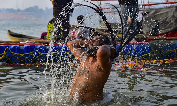 மகா மேளா.. திரிவேணி சங்கமத்தில் புனித நீராட குவிந்த பக்தர்கள் மகா மேளா.. திரிவேணி சங்கமத்தில் புனித நீராட குவிந்த பக்தர்கள்