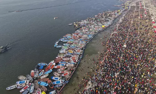 மகா மேளா.. திரிவேணி சங்கமத்தில் புனித நீராட குவிந்த பக்தர்கள்