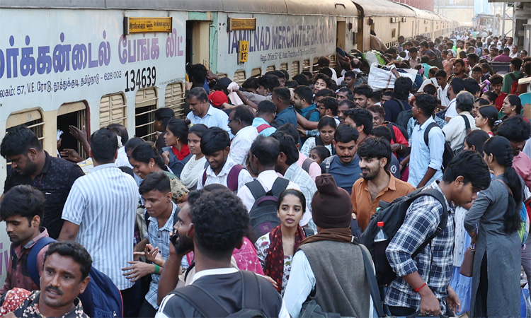 பொங்கல்: சொந்த ஊர் செல்ல பஸ்-ரெயில் நிலையங்களில் அலைமோதிய கூட்டம்- ஒரே நாளில் 5½ லட்சம் பேர் பயணம்