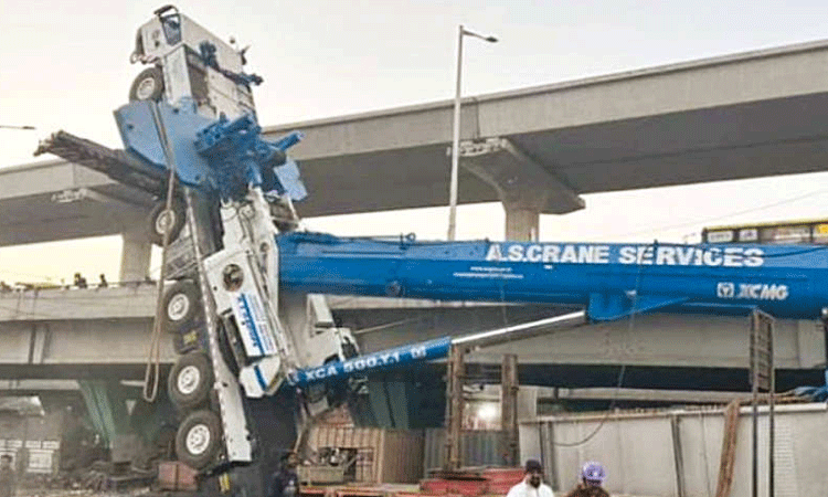 பெங்களூரு: மெட்ரோ பணியின்போது திடீரென கவிழ்ந்த ராட்சத கிரேன்