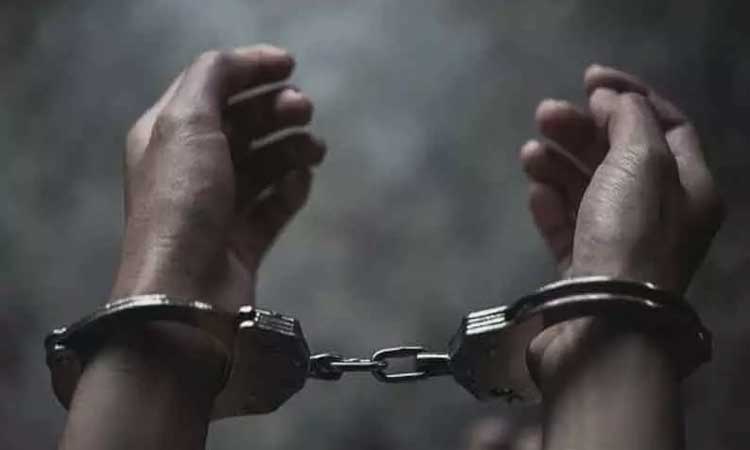 துணியை அழுக்காக்கியதால் ஆத்திரம்; 6 வயது குழந்தையை அடித்து கொன்ற தந்தை, சித்தி கைது