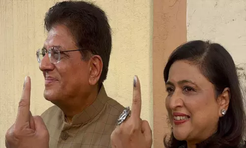 மராட்டிய உள்ளாட்சி தேர்தல்:  முக்கிய பிரமுகர்கள் வாக்களித்தனர்; மந்தநிலையில் வாக்குப்பதிவு