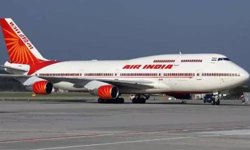 டெல்லி விமான நிலையத்தில் கண்டெய்னர் மீது மோதிய ஏர் இந்தியா விமானம்