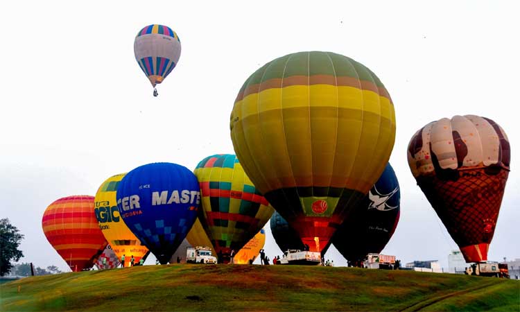 ஐதராபாத்தில் வெப்பக்காற்று பலூன் திருவிழா தொடக்கம்
