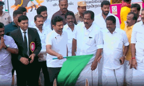 பாலமேடு ஜல்லிக்கட்டு தொடங்கியது... சீறும் காளைகளை அடக்கும் காளையர்கள்